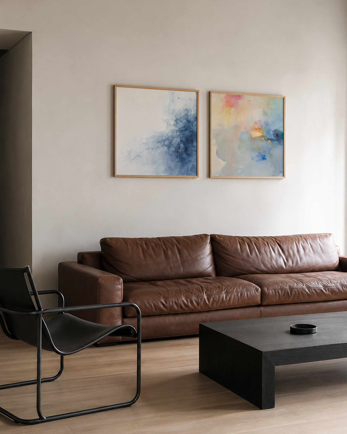 Interieurpresentatie van een tweedelige vierkante posterset met blauwe en pastelkleurige abstracte