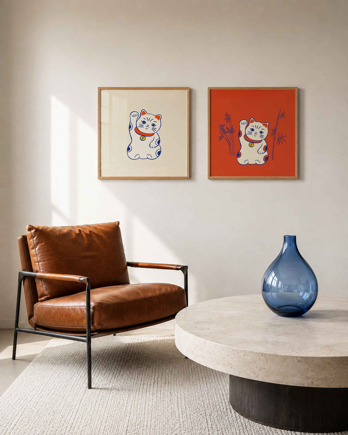 Interieurpresentatie van een tweedelige vierkante posterset met gelukskat en bamboe