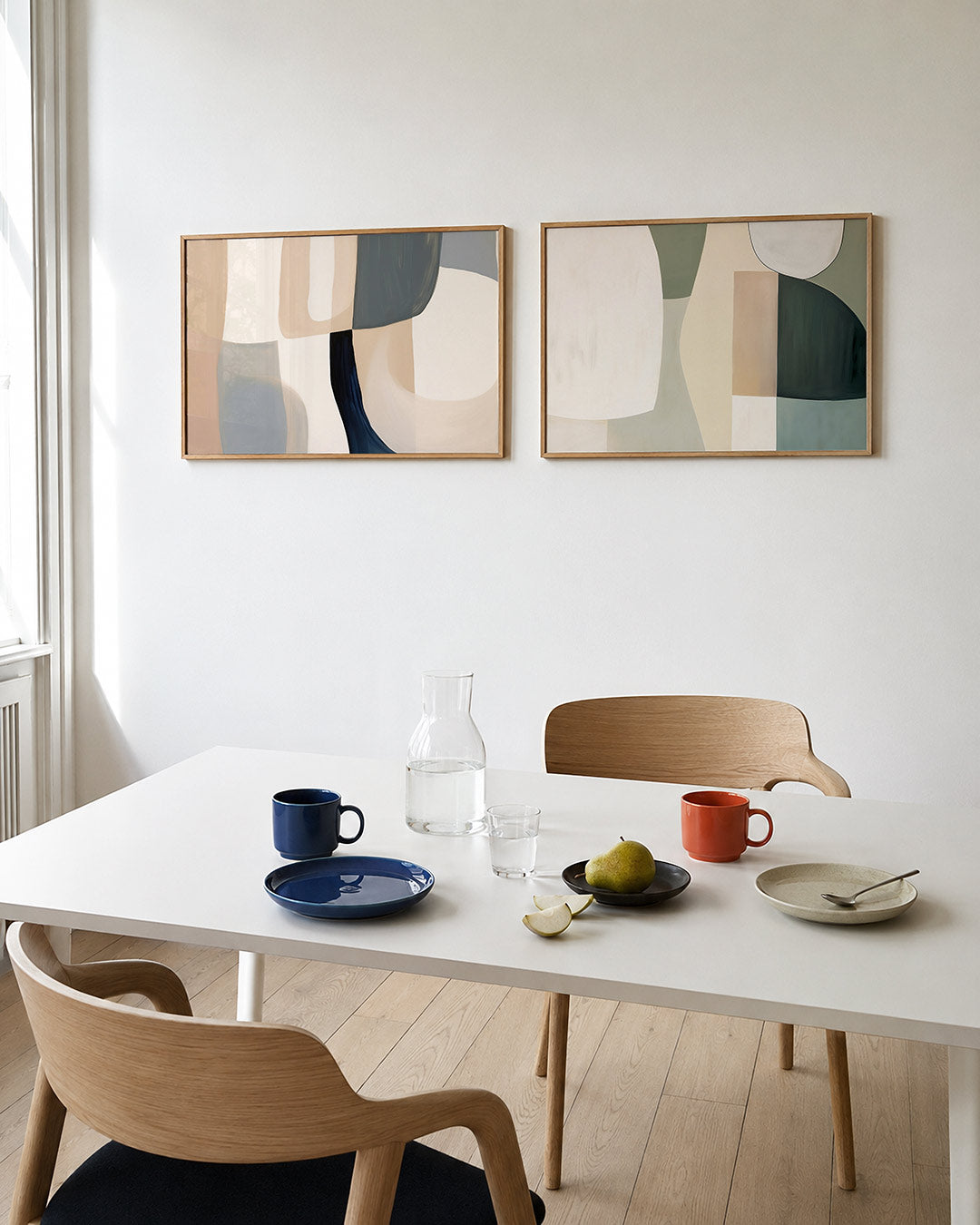 Tweedelige posterset met zachte, vloeiende lijnen en fijne kleurvlakken in beige, blauw en grijs, getoond in een interieur