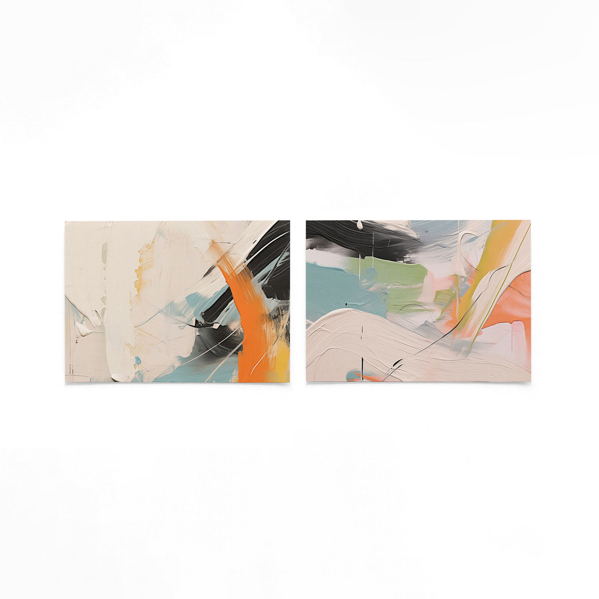 Twee liggende posters met vloeiende witte, oranje en blauwe kleurvlakken, met krachtige op een gebroken witte achtergrond