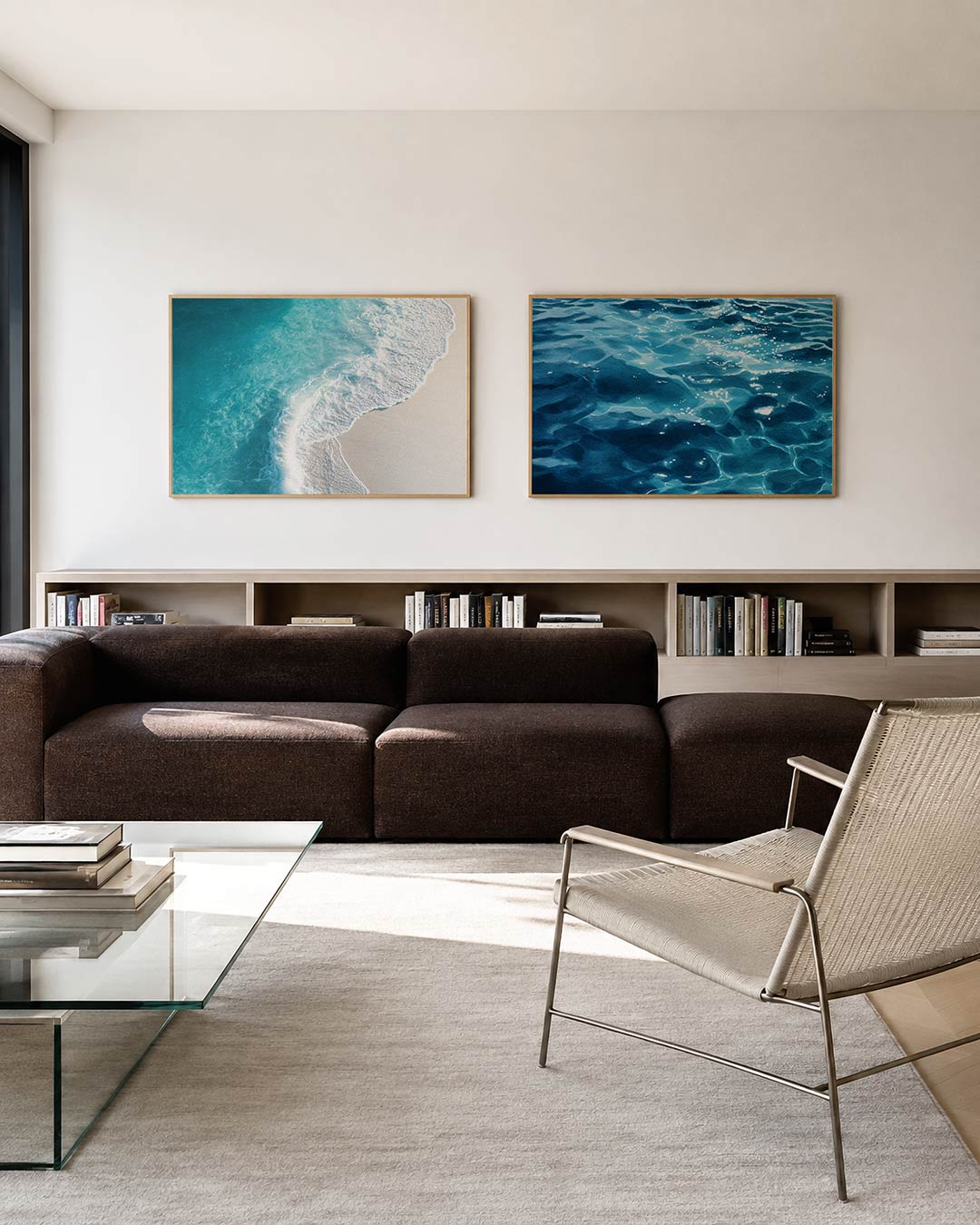 Twee liggende posters met een vloeiende overgang van diepblauw naar helder wit, aan de muur in een interieur