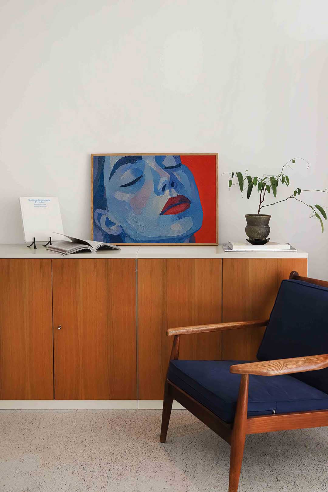 Blauw gezicht met rode achtergrond Poster