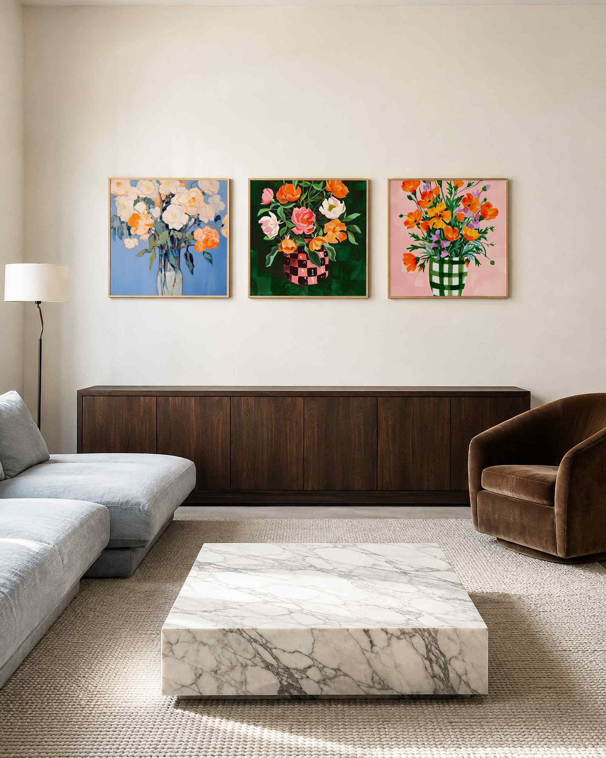 Interieurpresentatie van een driedelige vierkante posterset met kleurrijke bloemenvazen