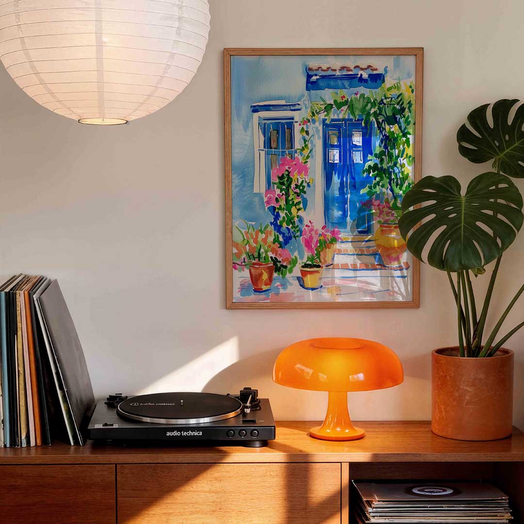 Blauwe deur en bloemen Poster