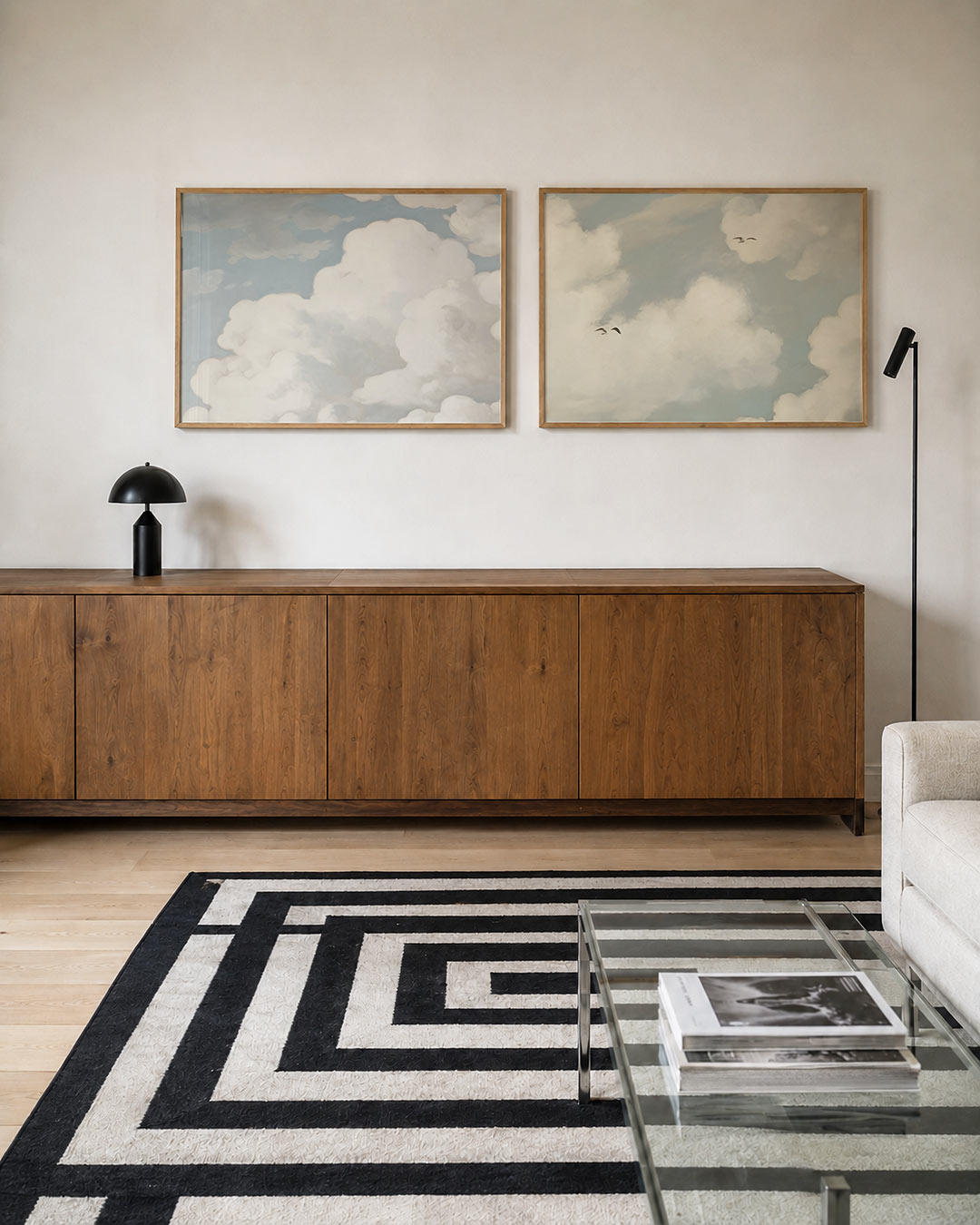 Tweedelige posterset met zachte witte wolken tegen een lichtblauwe lucht, getoond in een interieur