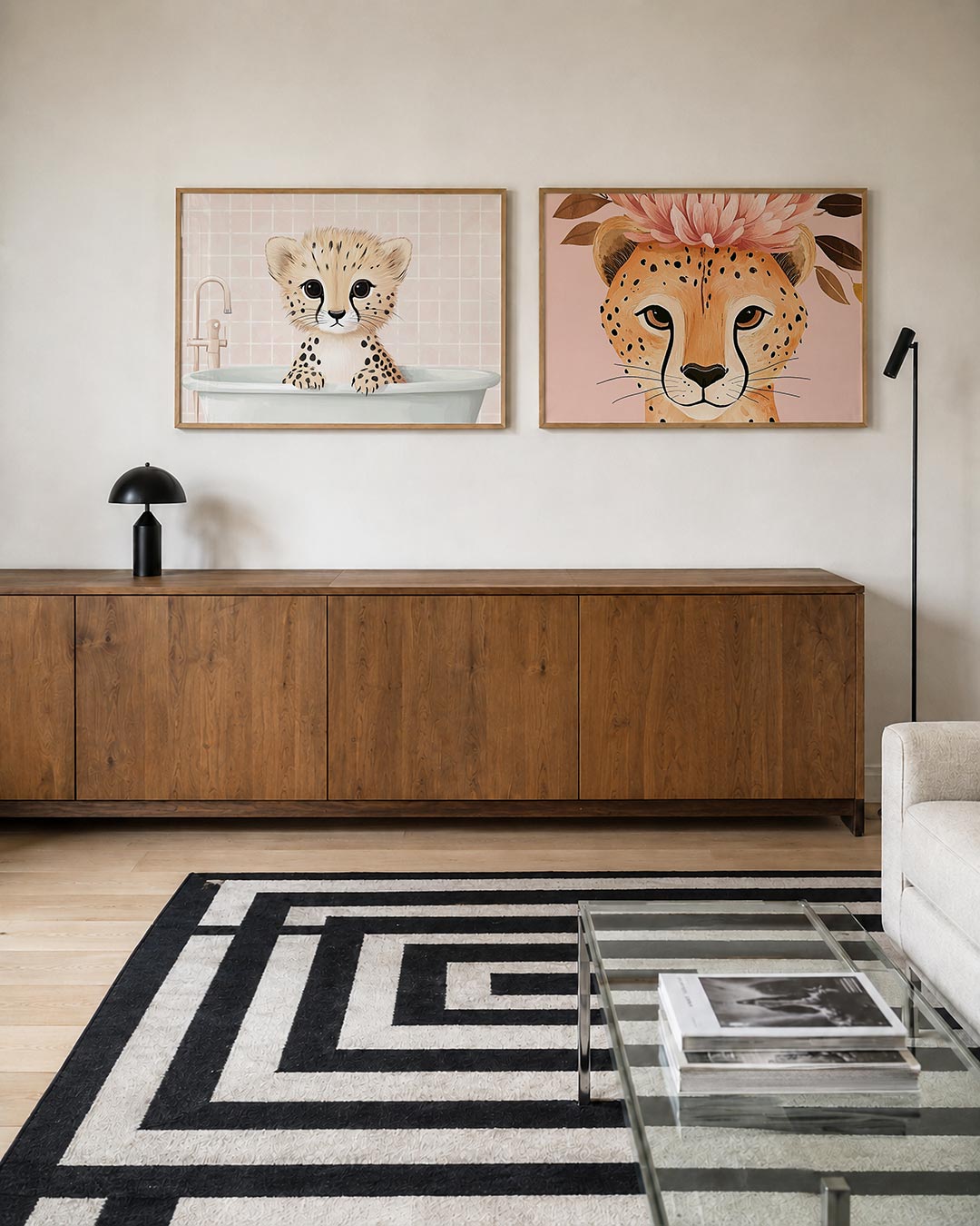 Twee liggende posters met een schattige jonge cheeta kijkt nieuwsgierig uit een badkuip, aan de muur in een interieur