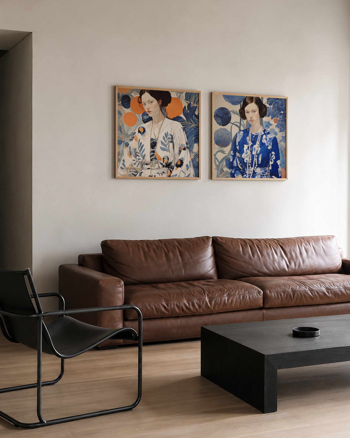 Interieurpresentatie van een tweedelige vierkante posterset met vrouwenportretten