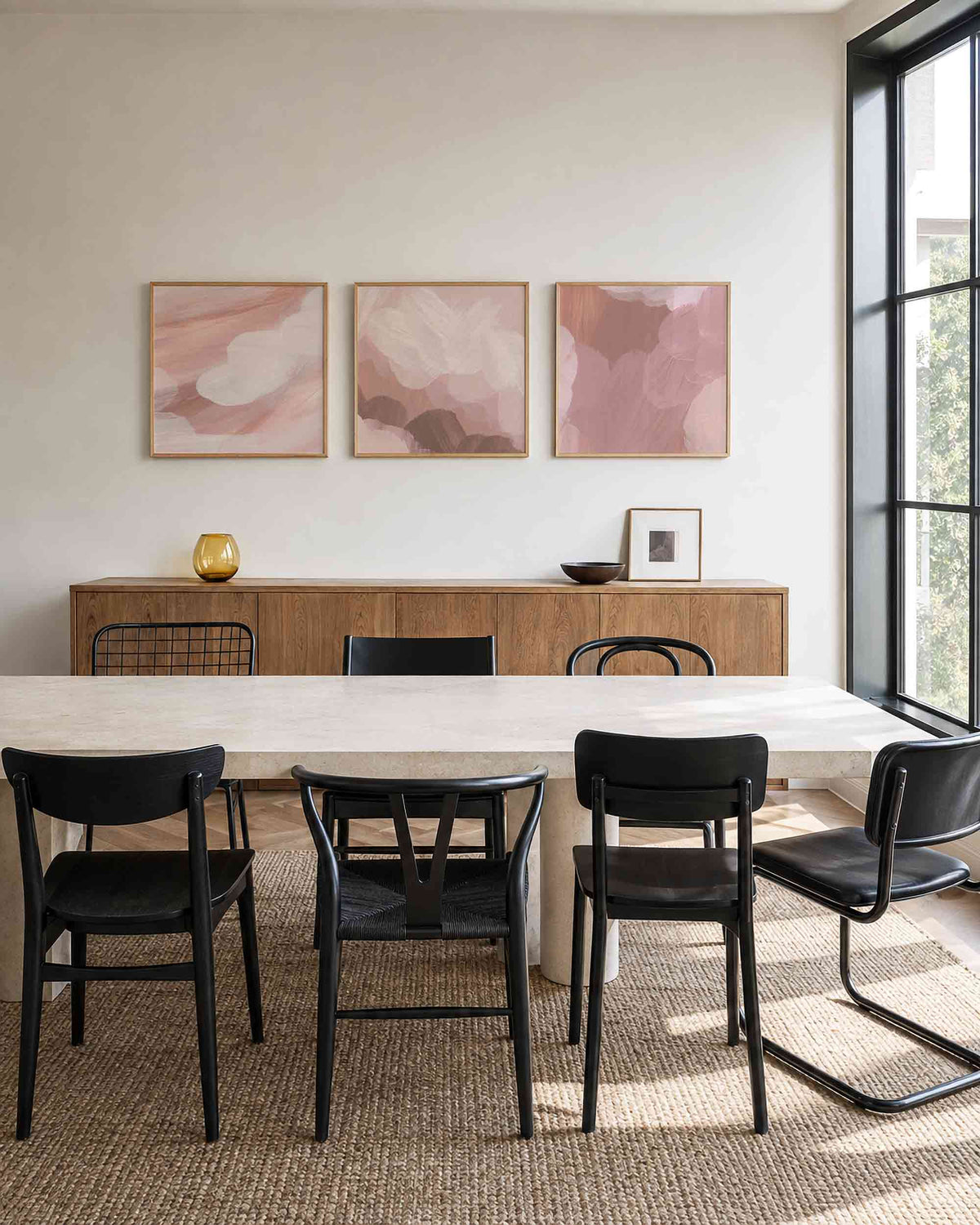 Interieurpresentatie van een driedelige vierkante posterset met roze abstracte vormen