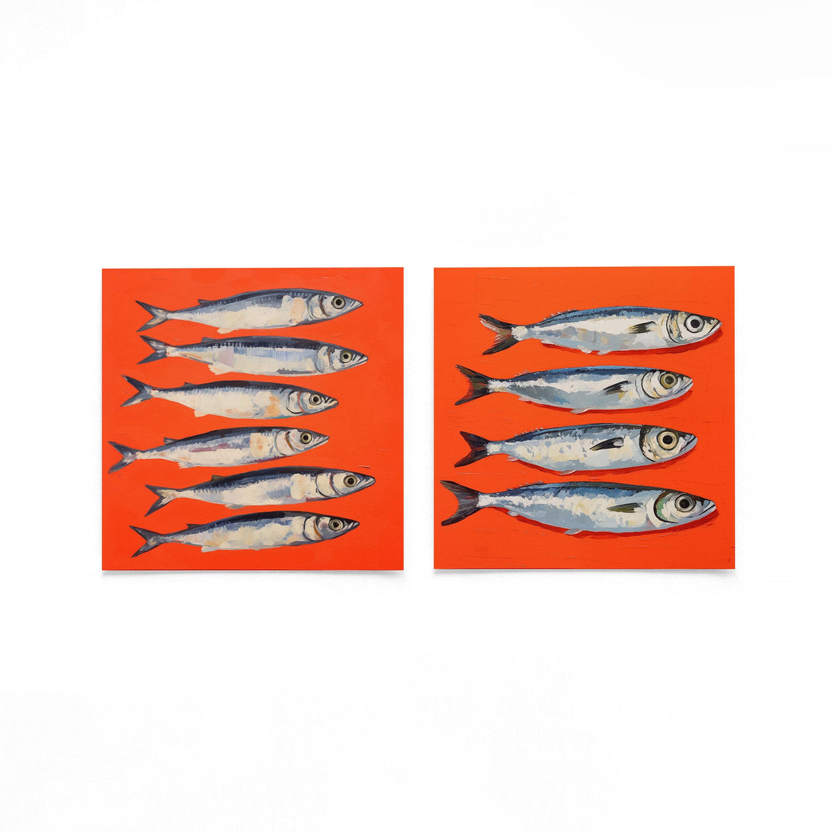 Twee vierkante posters met zilveren vissen op een gebroken witte achtergrond