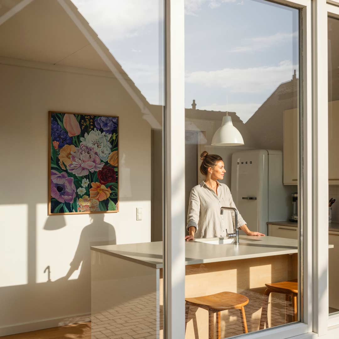 Bloemenpracht op Donkere Achtergrond Poster-WallArtistic
