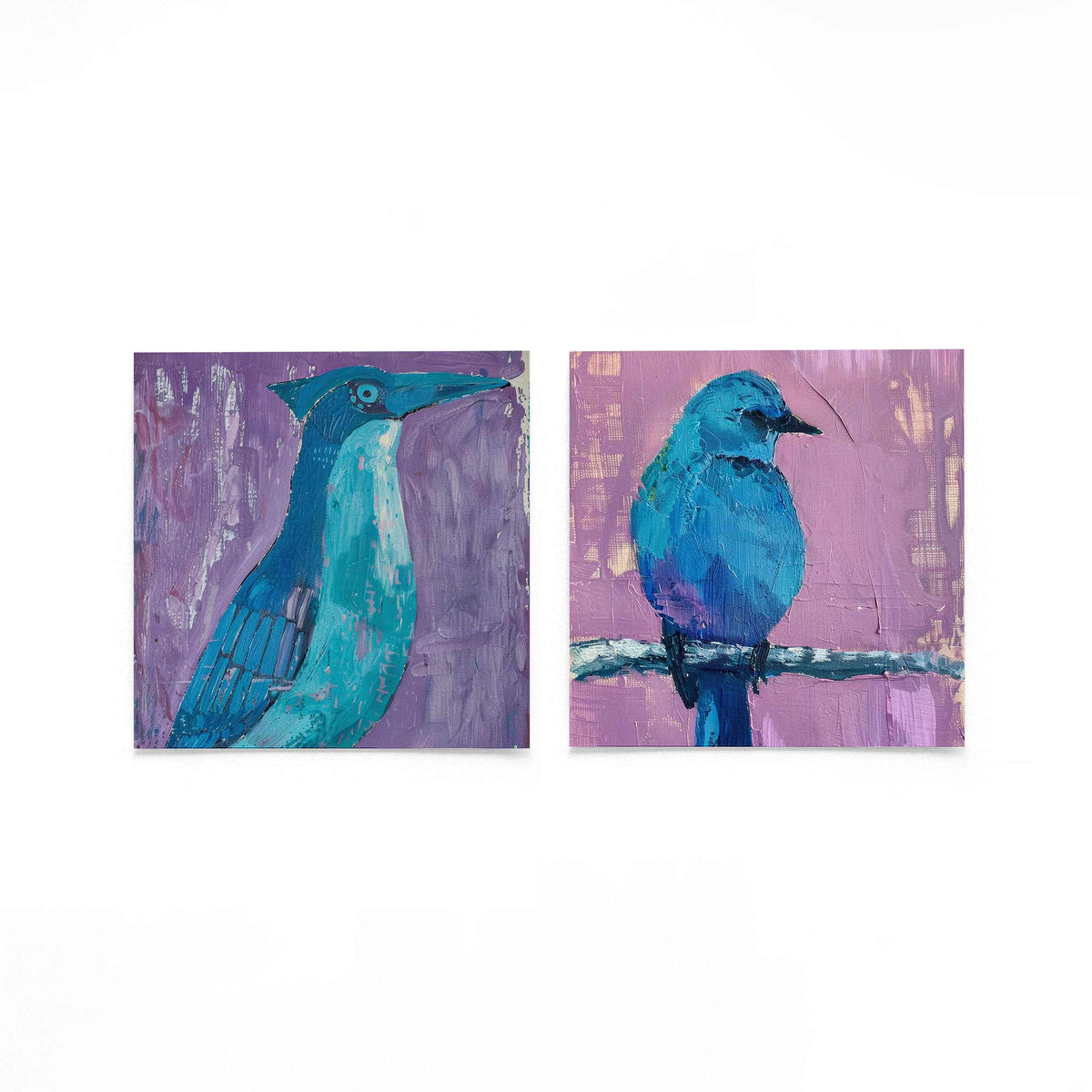 Twee vierkante posters met blauwe vogels op een gebroken witte achtergrond