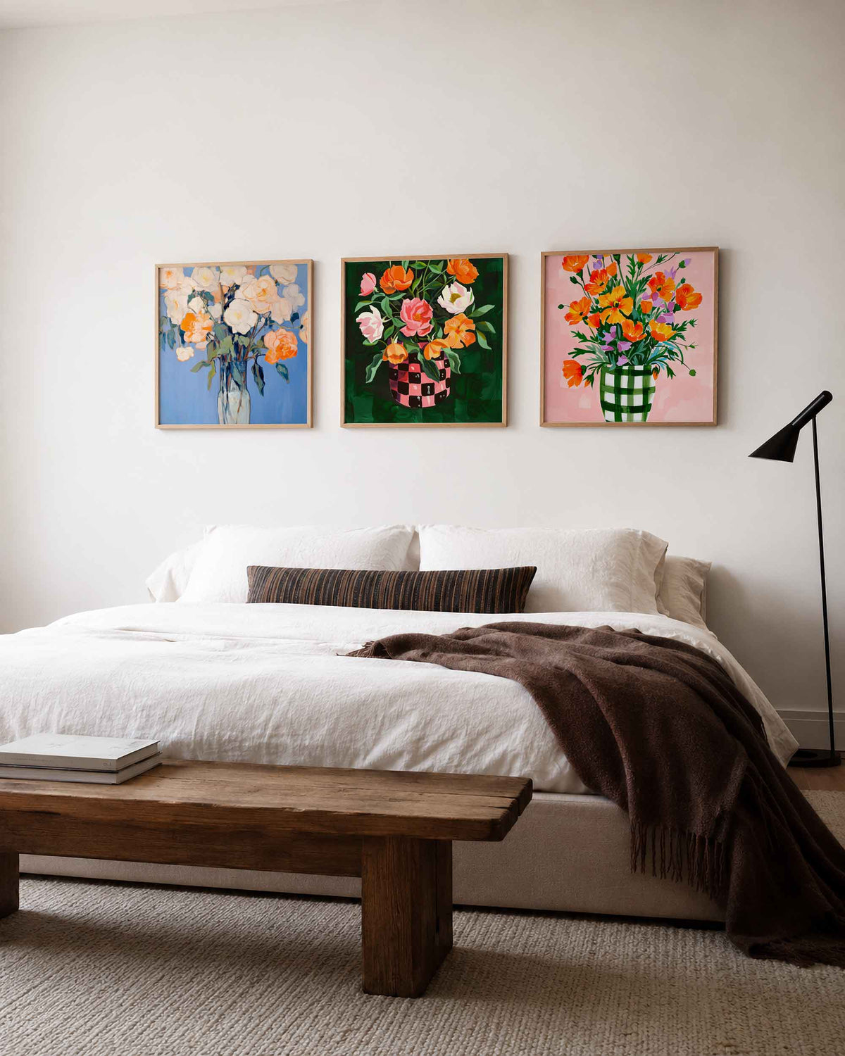 Interieurpresentatie van een driedelige vierkante posterset met kleurrijke bloemenvazen