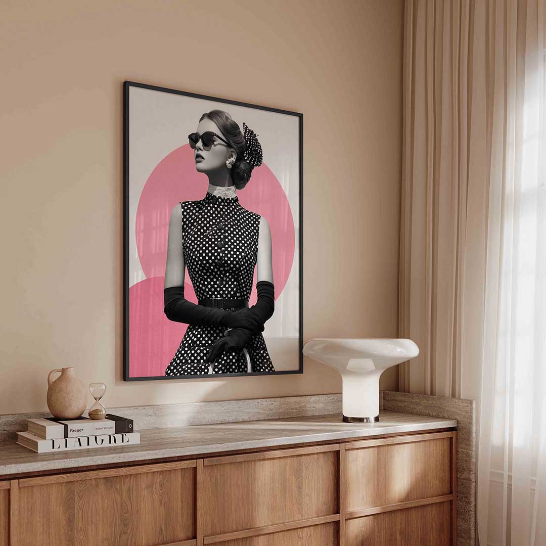 Vrouw met stippenjurk Poster
