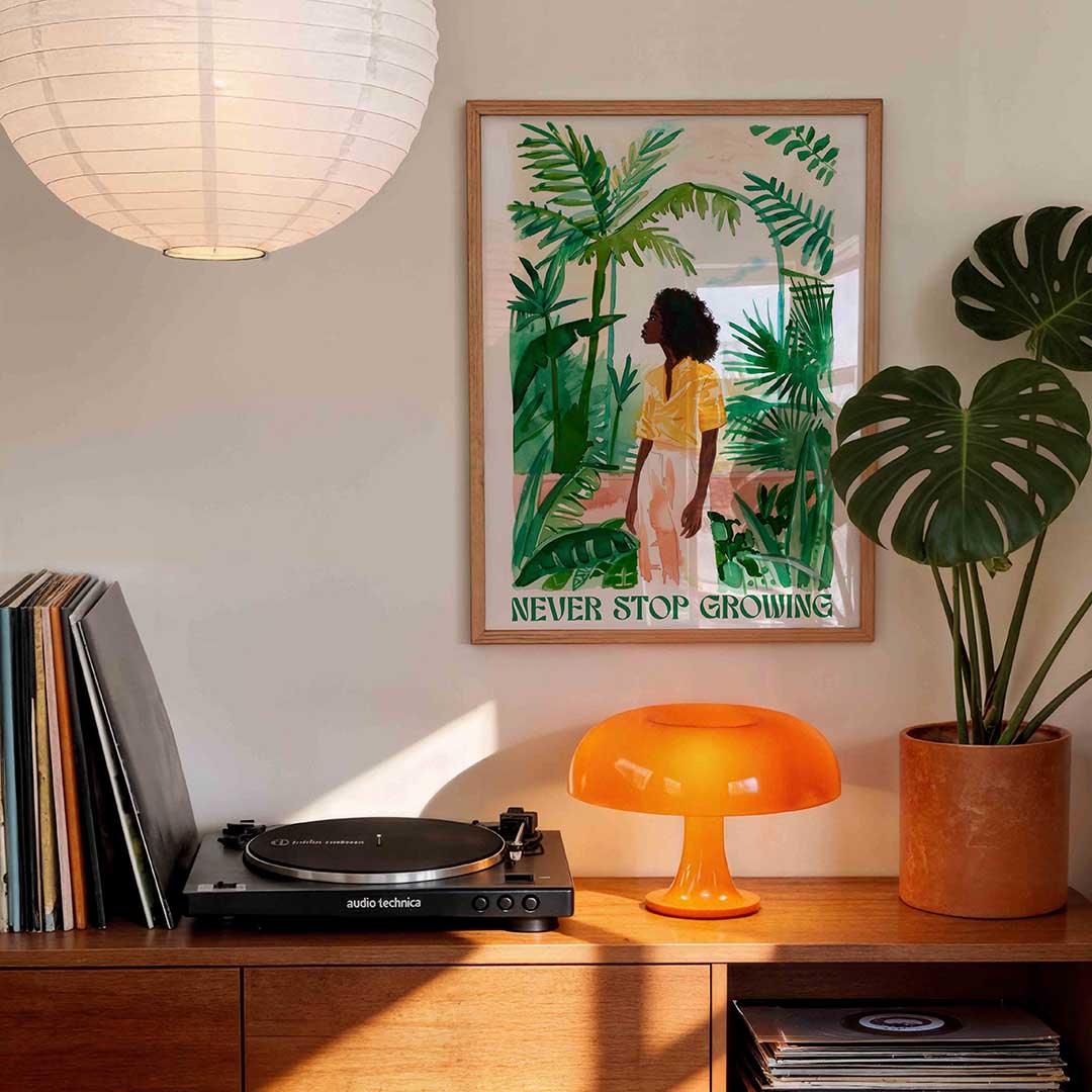 Vrouw tussen groene bladeren Poster
