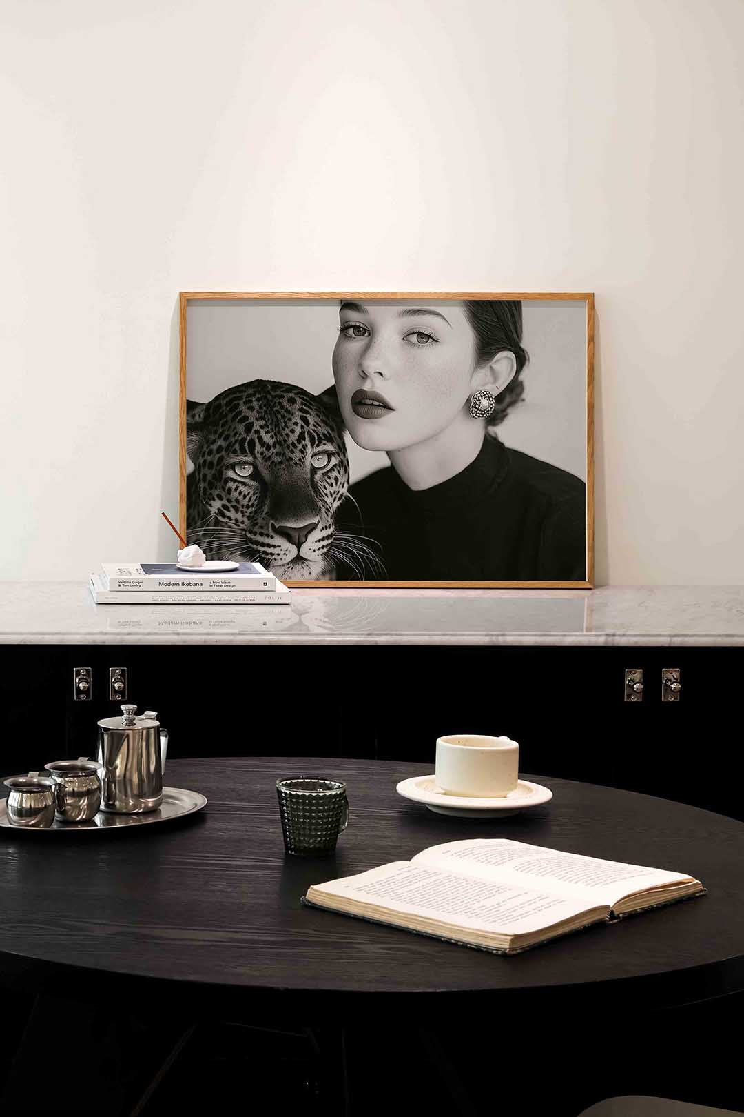 Vrouw en luipaard Poster