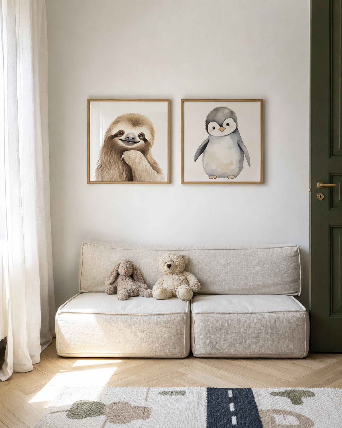 Interieurpresentatie van een tweedelige vierkante posterset met luiaard en pinguïn