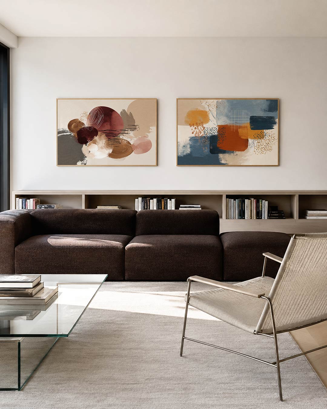 Twee liggende posters met ronde kleurvlakken en lijnen in warme tinten, aan de muur in een interieur