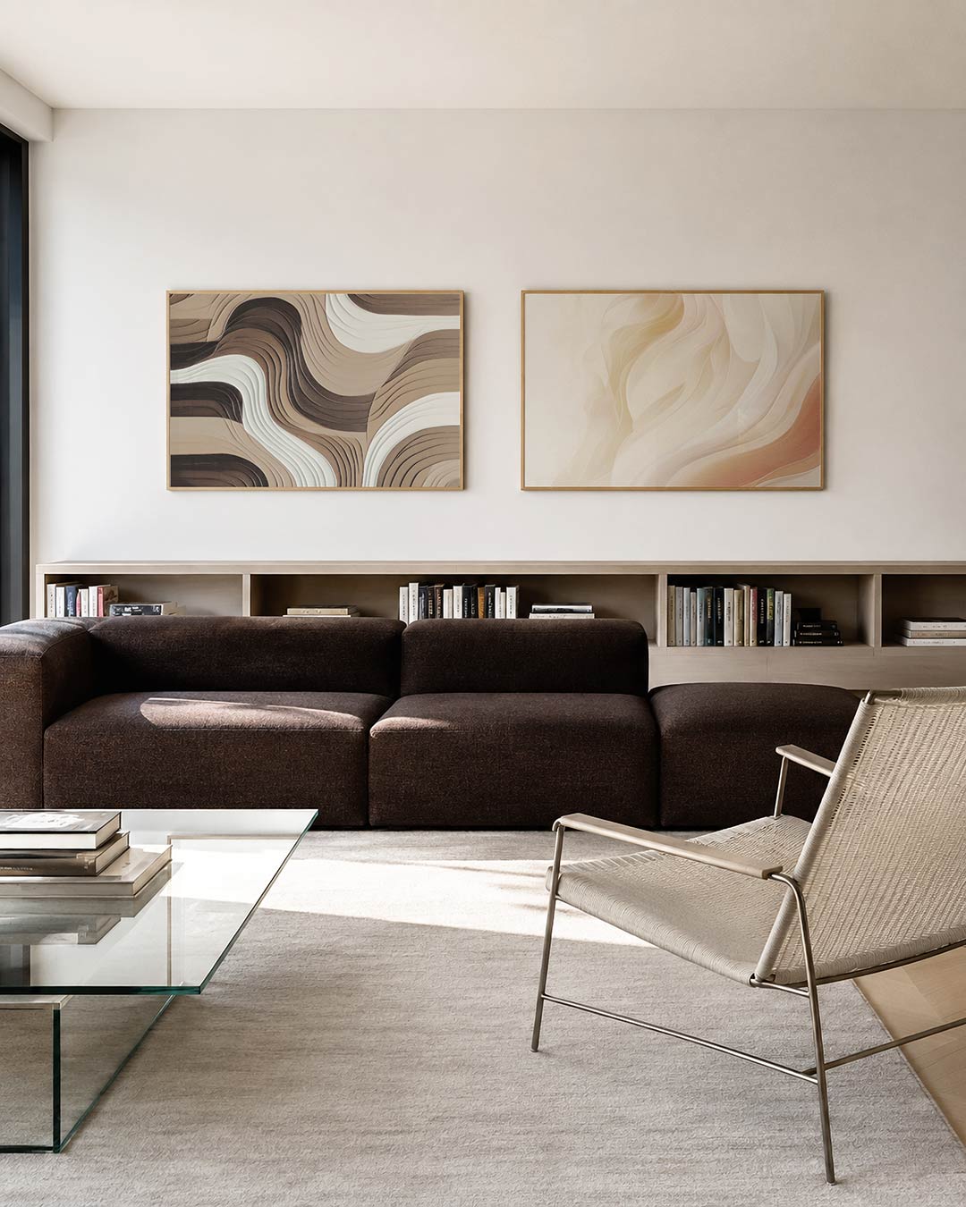 Tweedelige posterset met vloeiende lijnen in aardetinten, getoond in een interieur