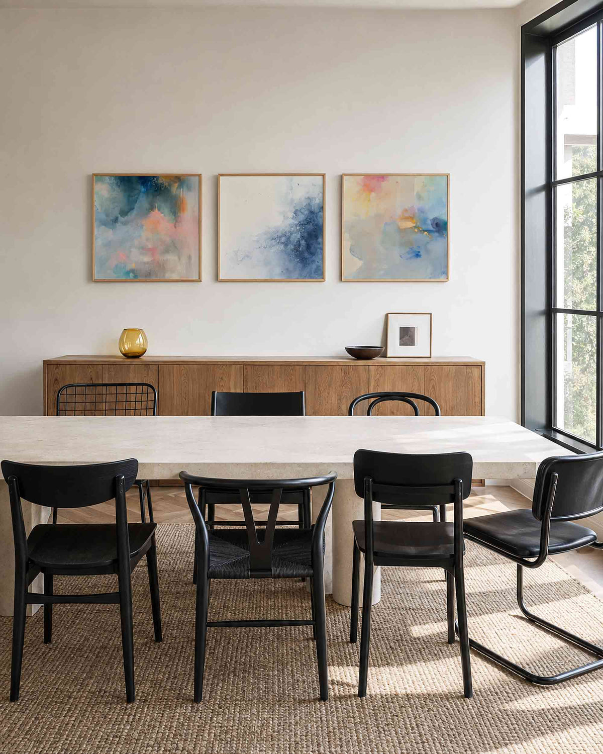 Interieurpresentatie van een driedelige vierkante posterset met abstracte blauwe vormen