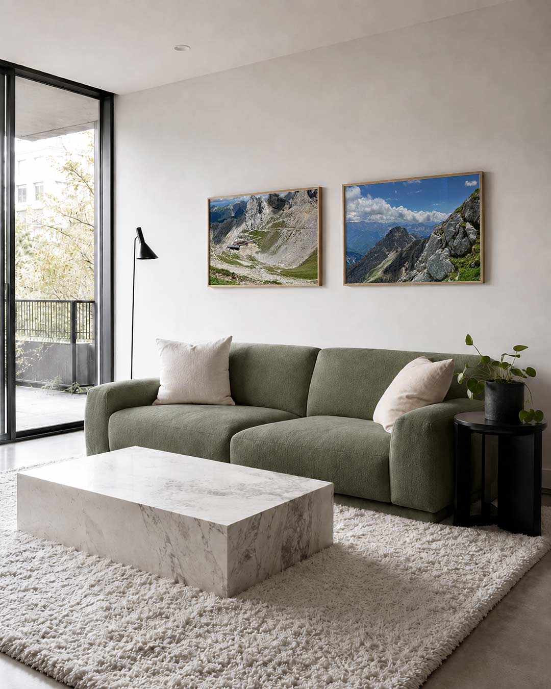 Interieur met liggend fotografisch tweeluik alpenruggen onder wolken – Gerald Emming