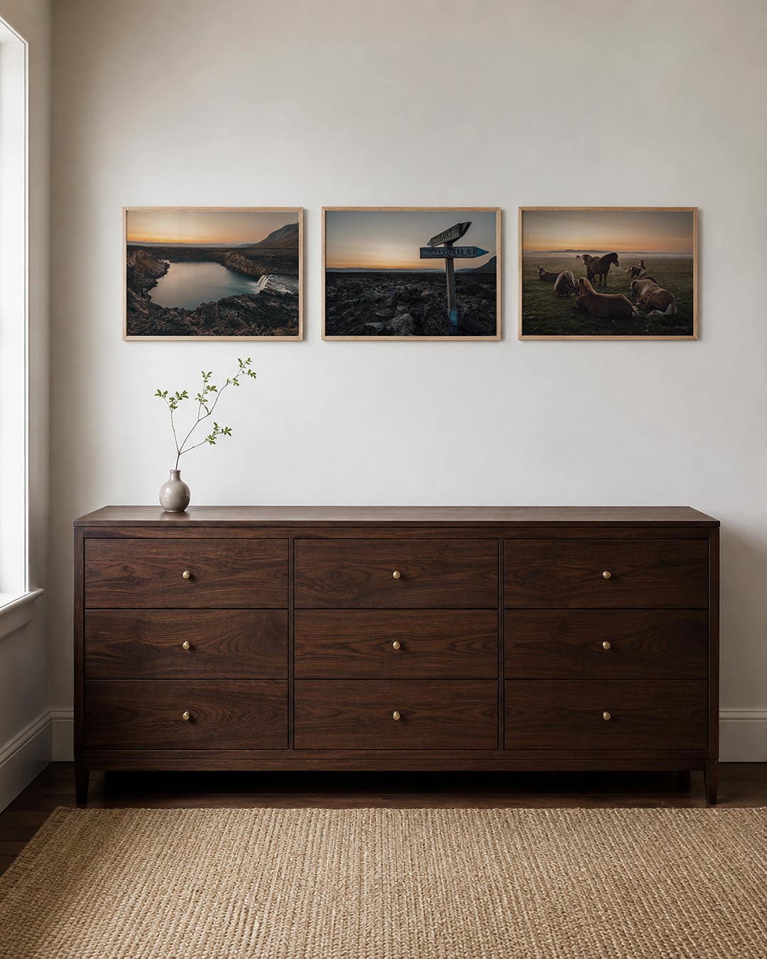 Interieur met liggend fotografisch drieluik avondlicht op ruig land – Gerald Emming