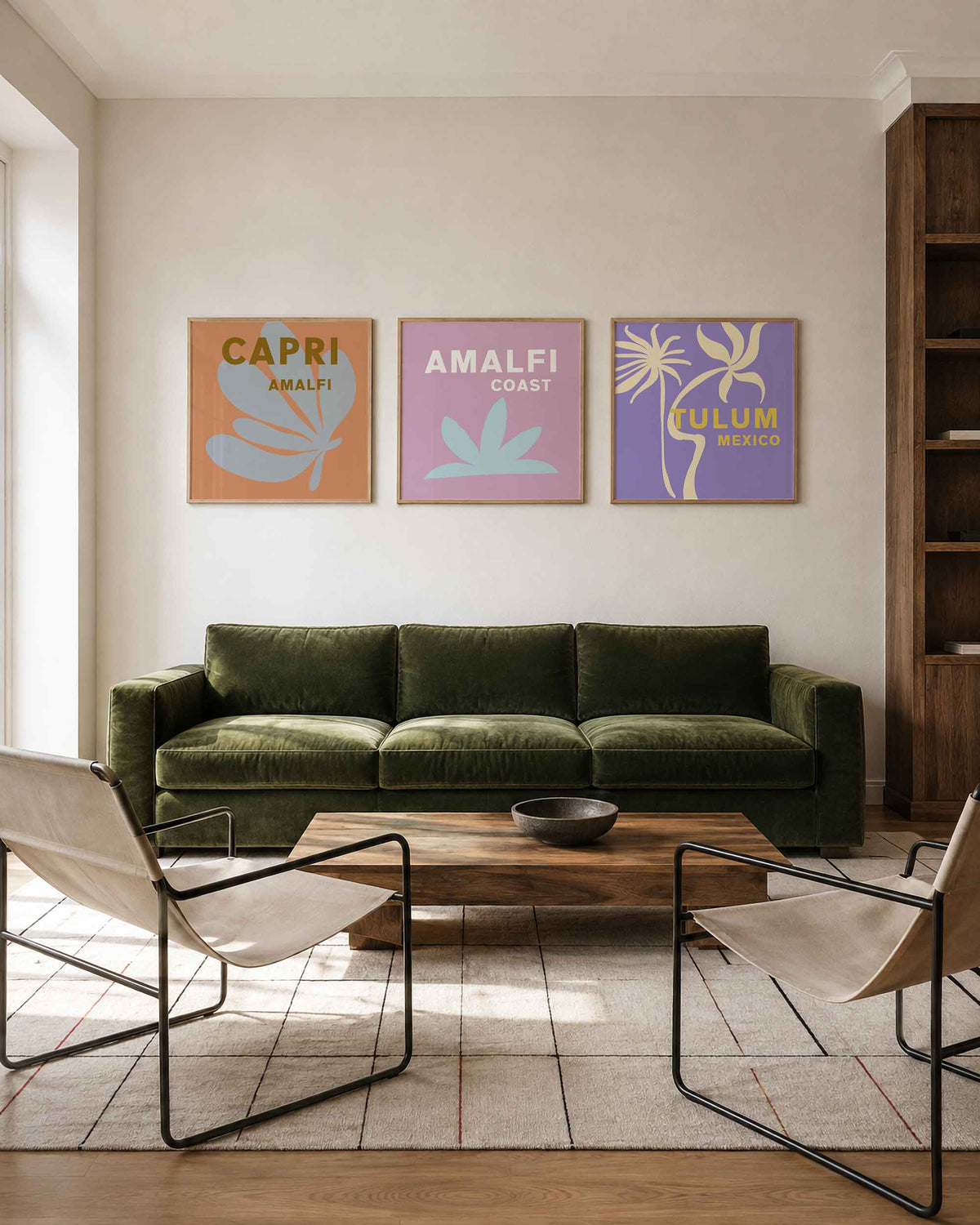 Interieurpresentatie van een driedelige vierkante posterset met amalfi capri tulum