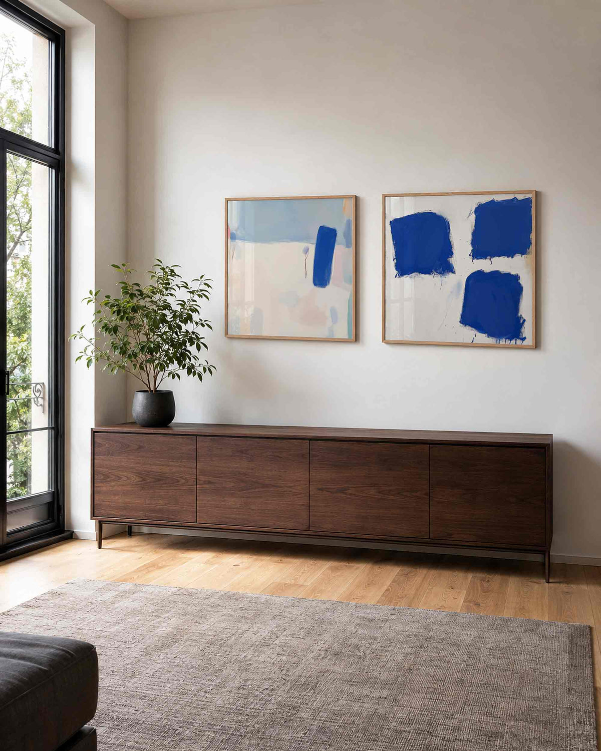 Interieurpresentatie van een tweedelige vierkante posterset met blauwe vlakken