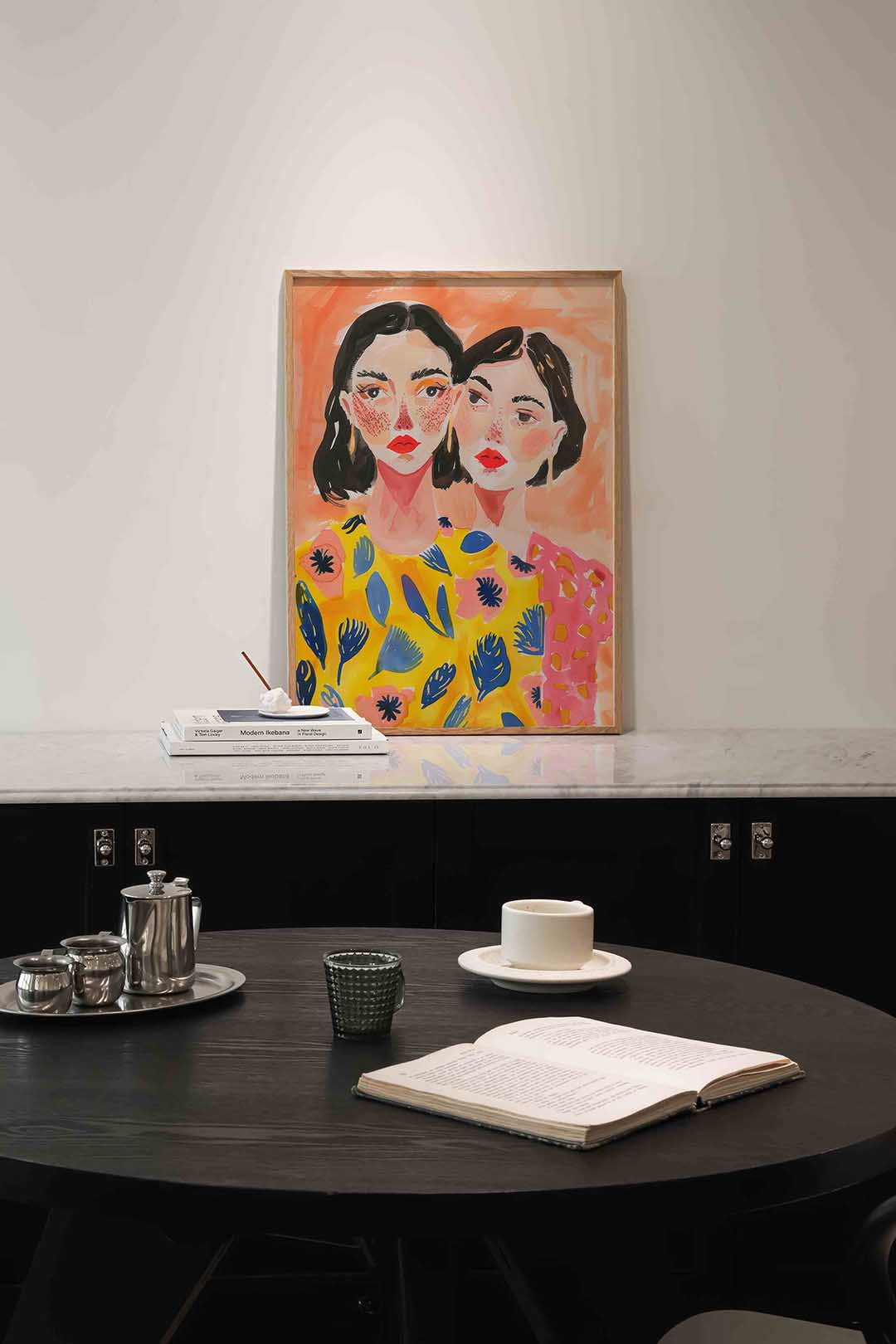Twee vrouwen met kleurrijke kleding Poster