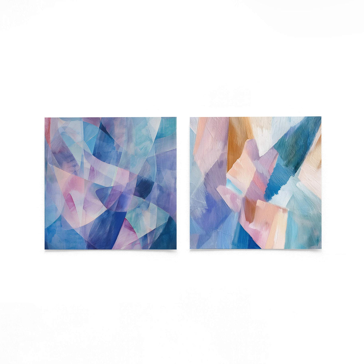 Twee vierkante posters met geometrische kleurvlakken op een gebroken witte achtergrond