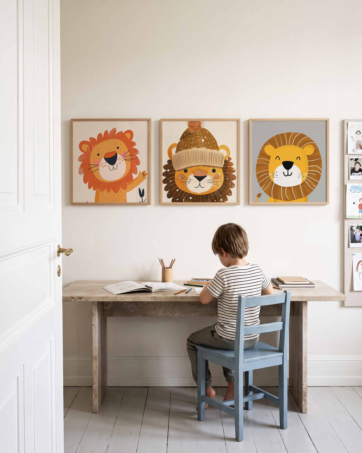 Interieurpresentatie van een driedelige vierkante posterset met leeuwen portretten