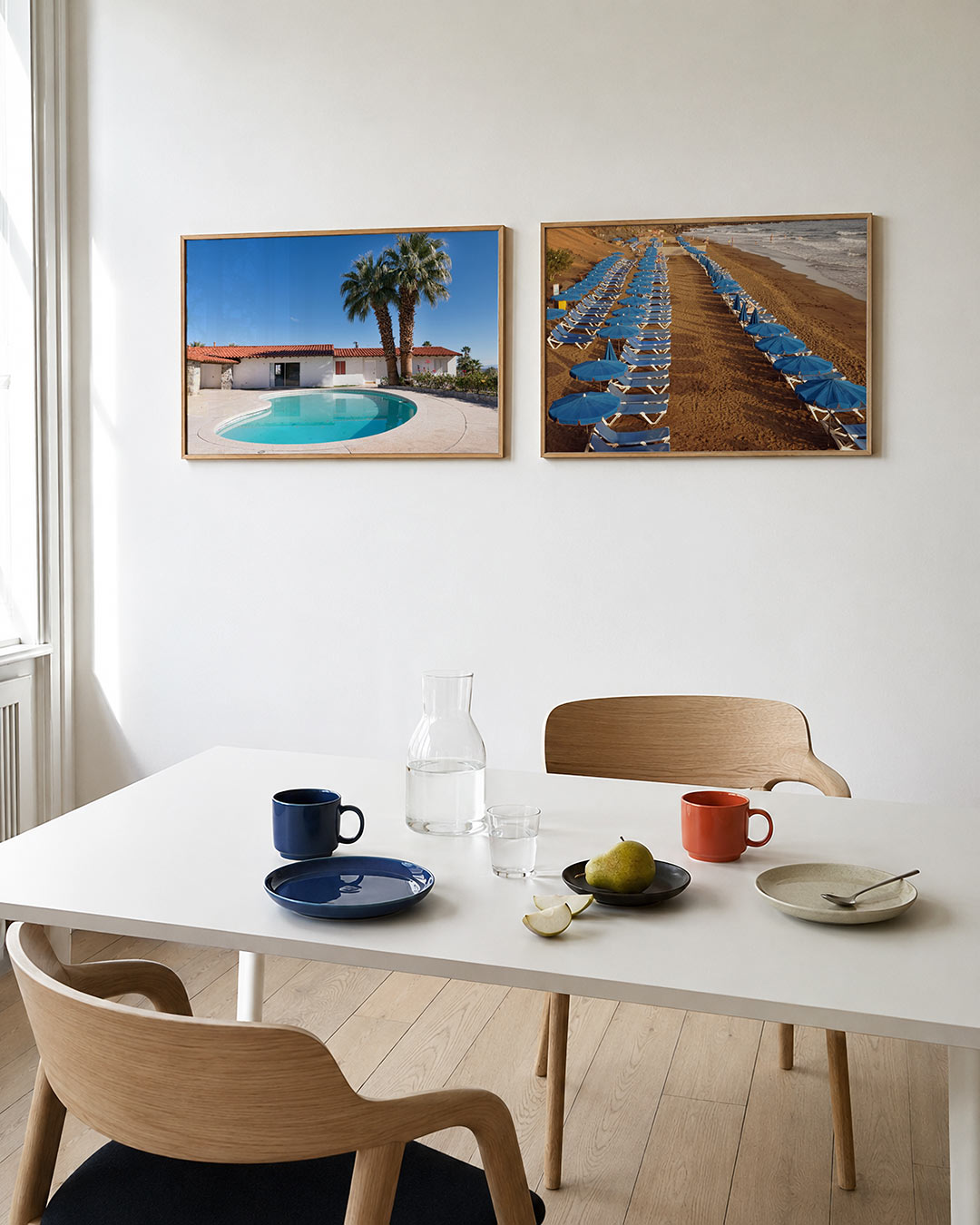 Interieurbeeld met twee liggende posters: donkere tinten en een rustige visuele opbouw