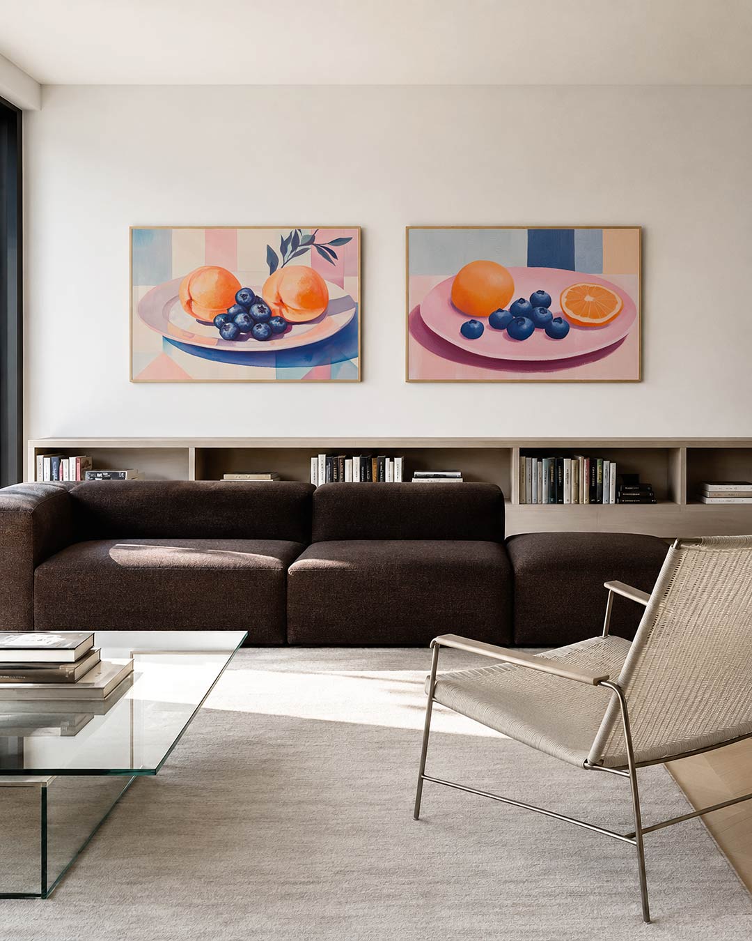 Twee liggende posters met perziken en bosbessen op een bord, aan de muur in een interieur