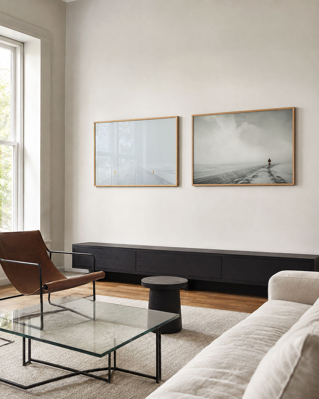 Interieur met liggend fotografisch tweeluik wegen in de sneeuw – Gerald Emming