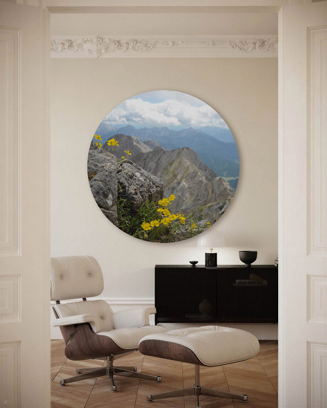 Berglandschap met gele bloemen Muurcirkel