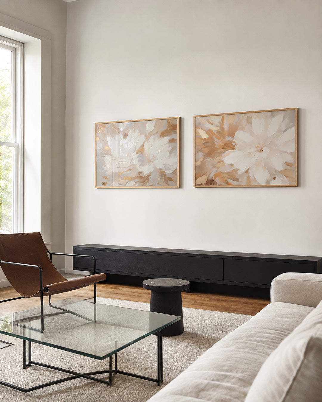Twee liggende posters met vloeiende witte en beige vlakken met gouden accenten, aan de muur in een interieur