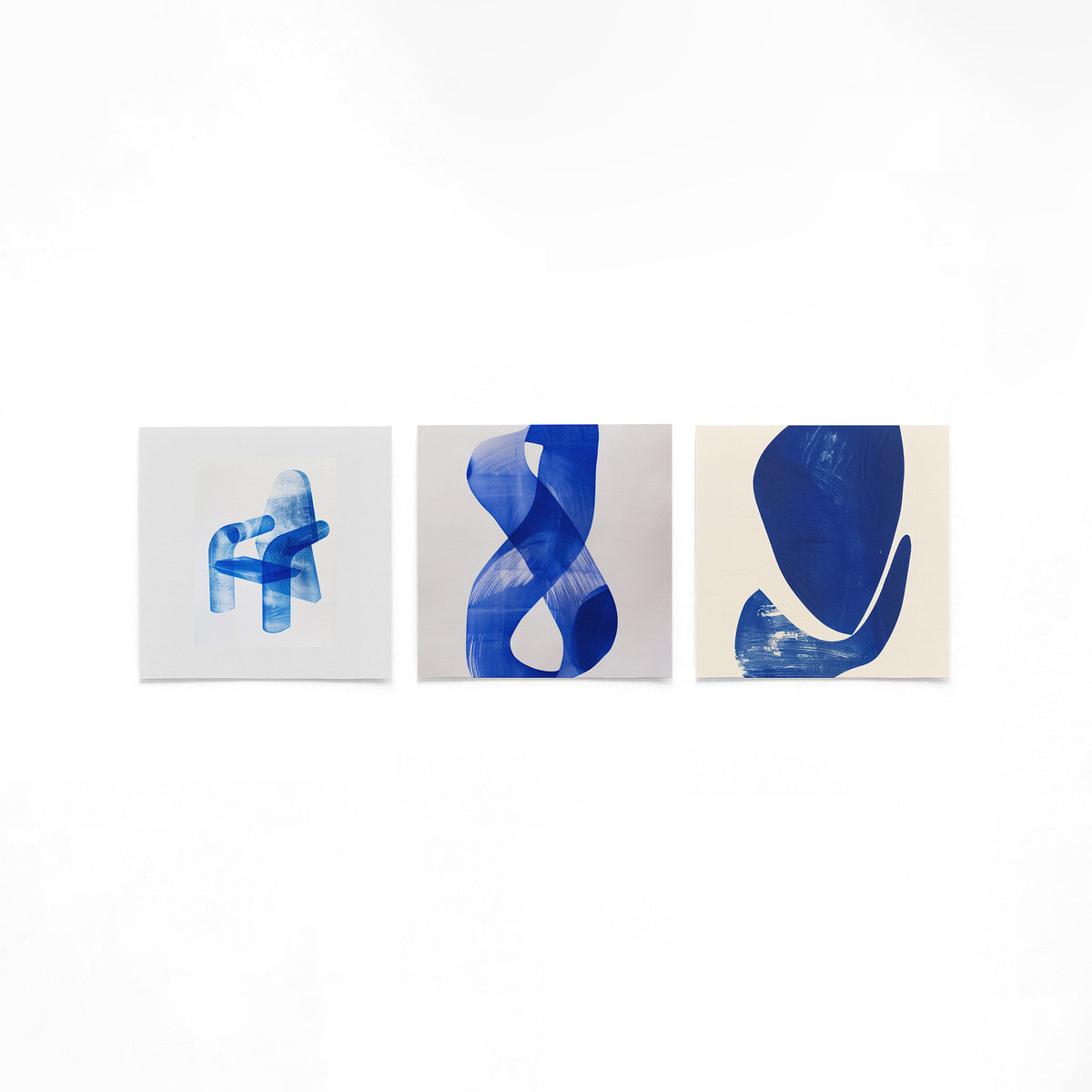 Drie vierkante posters met blauwe abstracte vormen op een gebroken witte achtergrond