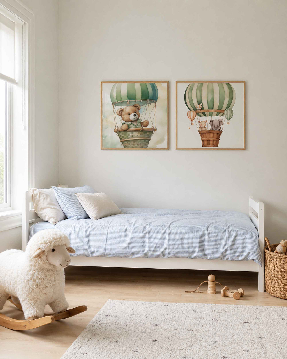 Interieurpresentatie van een tweedelige vierkante posterset met dieren in luchtballonnen