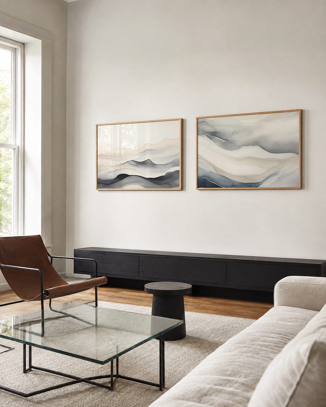 Twee liggende posters met vloeiende lijnen in zachte tinten, aan de muur in een interieur