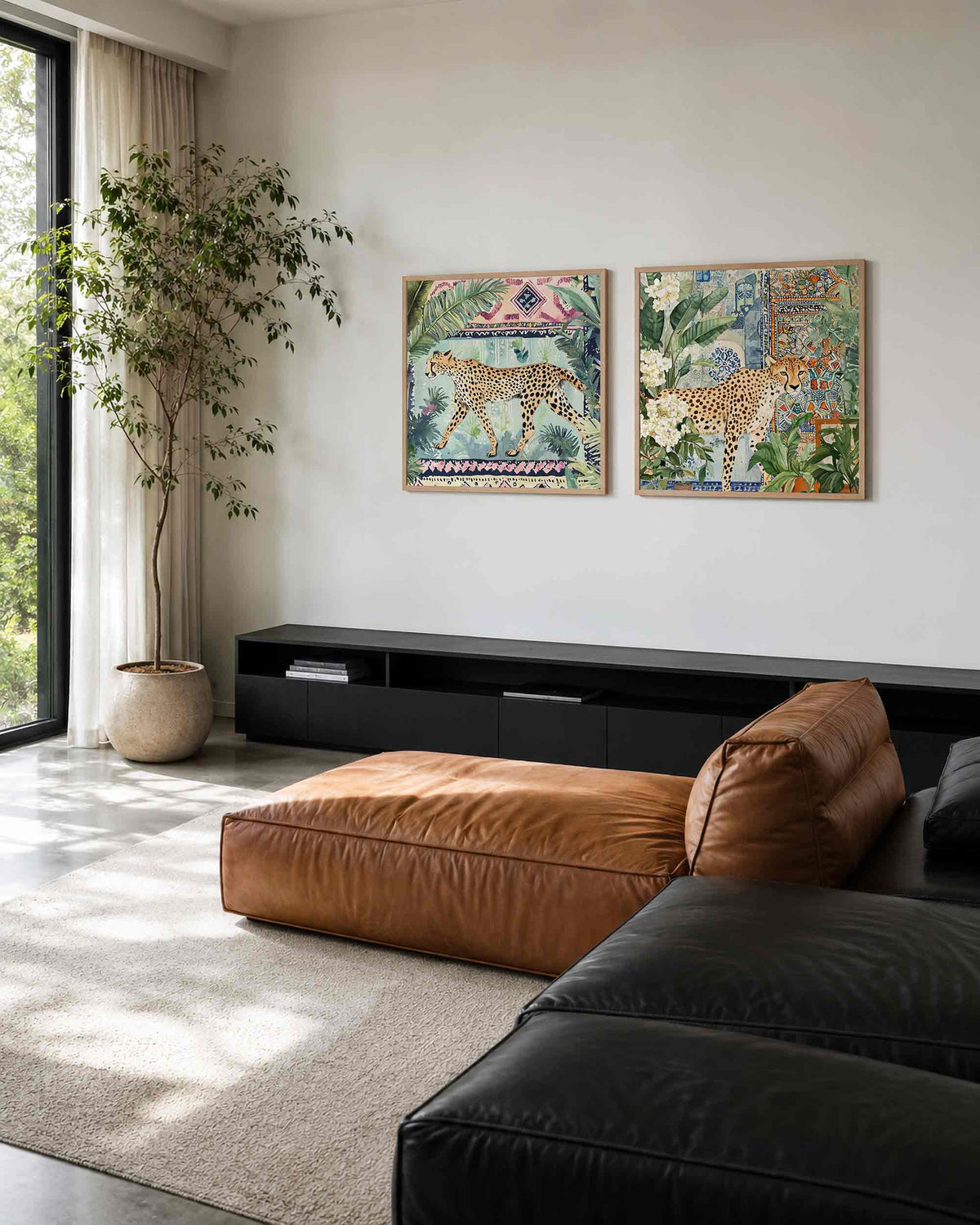 Interieurpresentatie van een tweedelige vierkante posterset met jachtluipaarden in de jungle