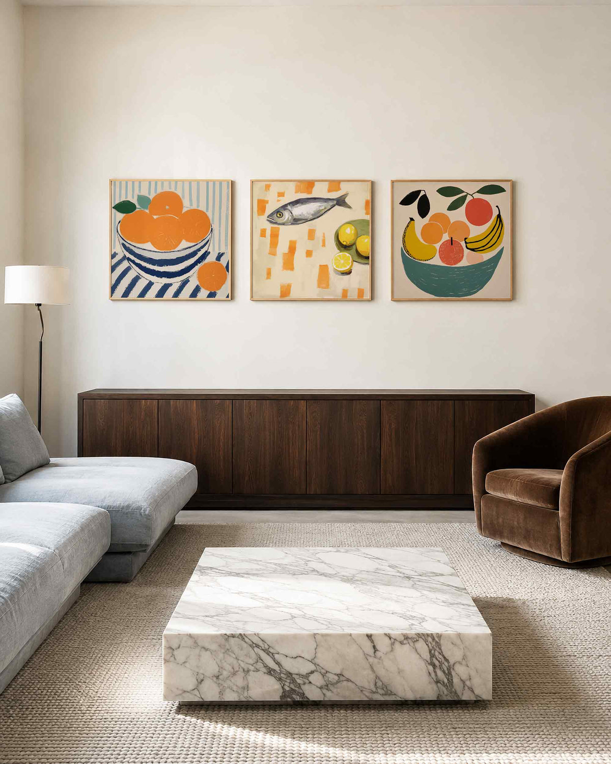 Interieurpresentatie van een driedelige vierkante posterset met fruit en vis