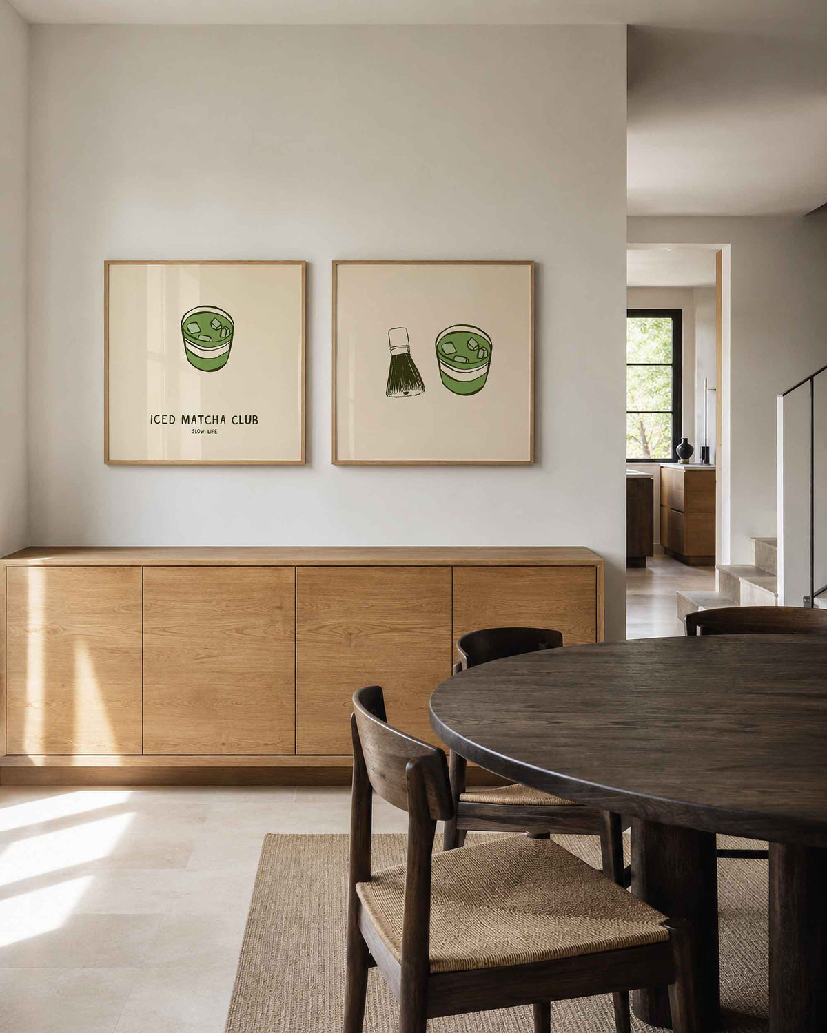 Interieurpresentatie van een tweedelige vierkante posterset met matcha en klopper