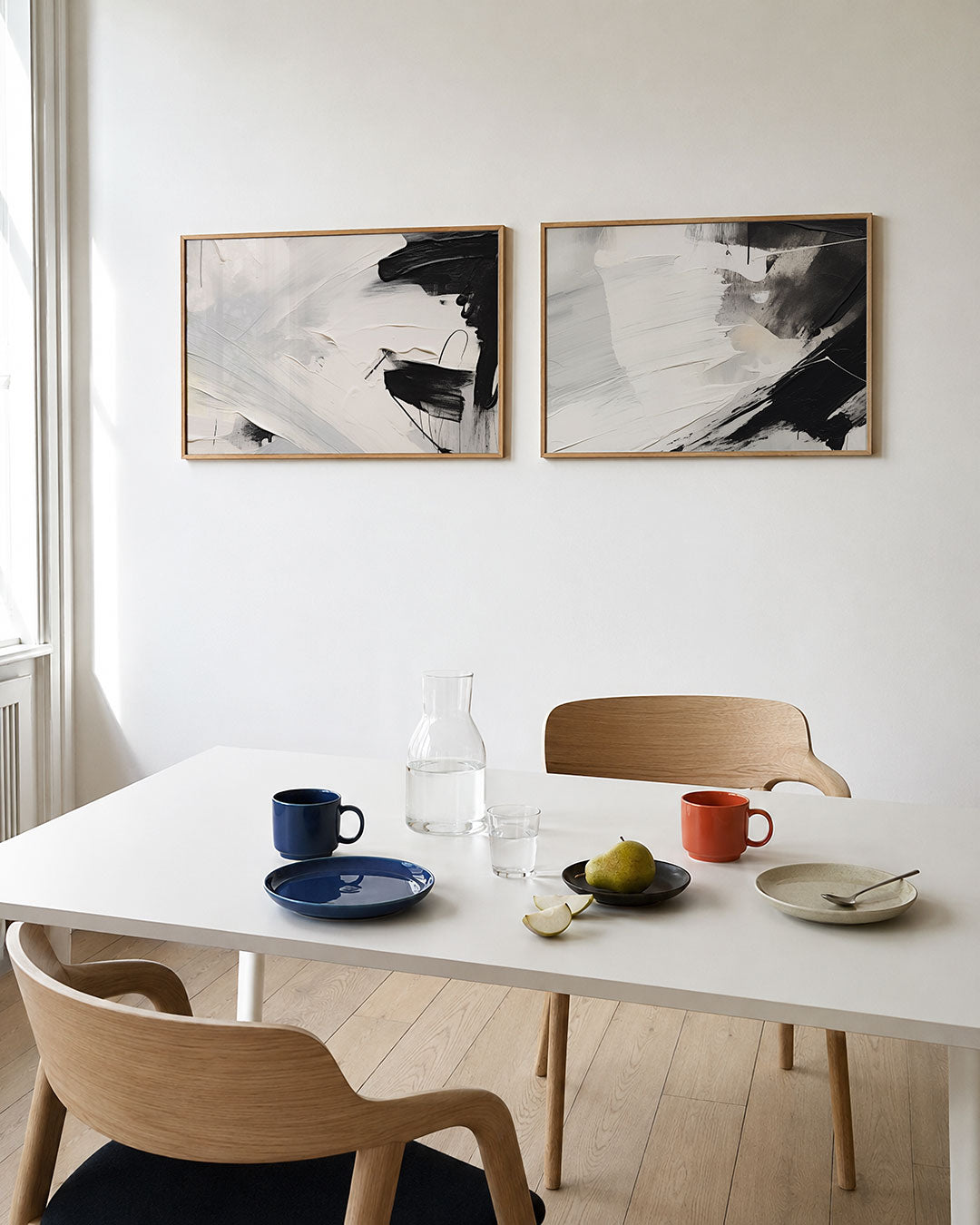 Tweedelige posterset met een krachtig spel van zwart en wit, getoond in een interieur