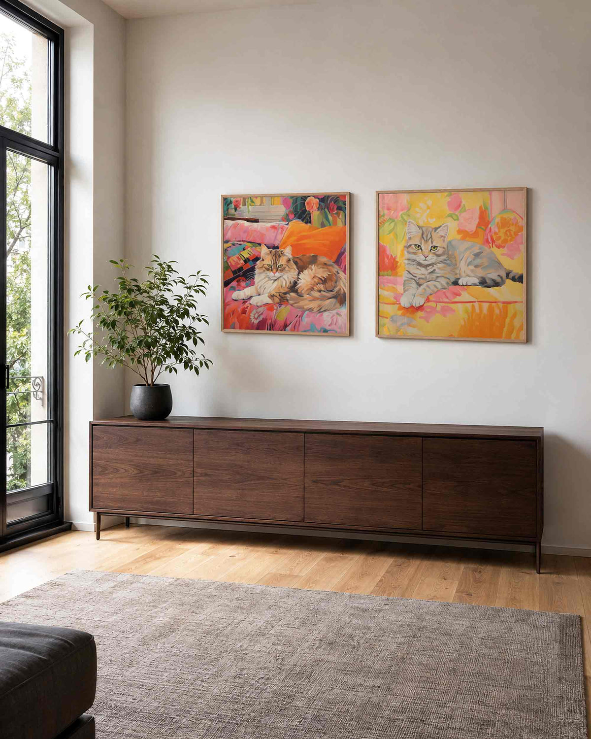 Interieurpresentatie van een tweedelige vierkante posterset met twee katten tussen bloemen
