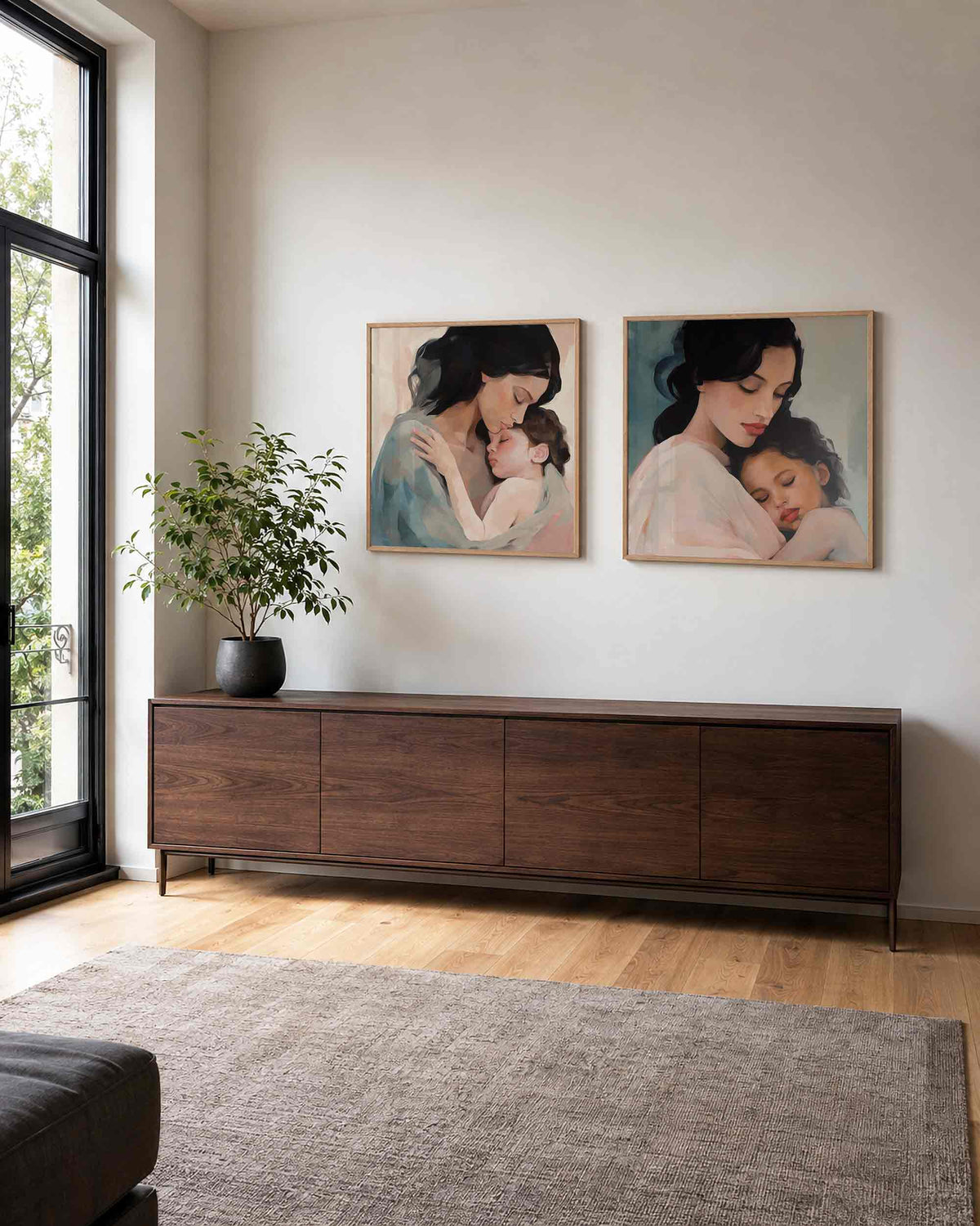 Interieurpresentatie van een tweedelige vierkante posterset met moeder en kind
