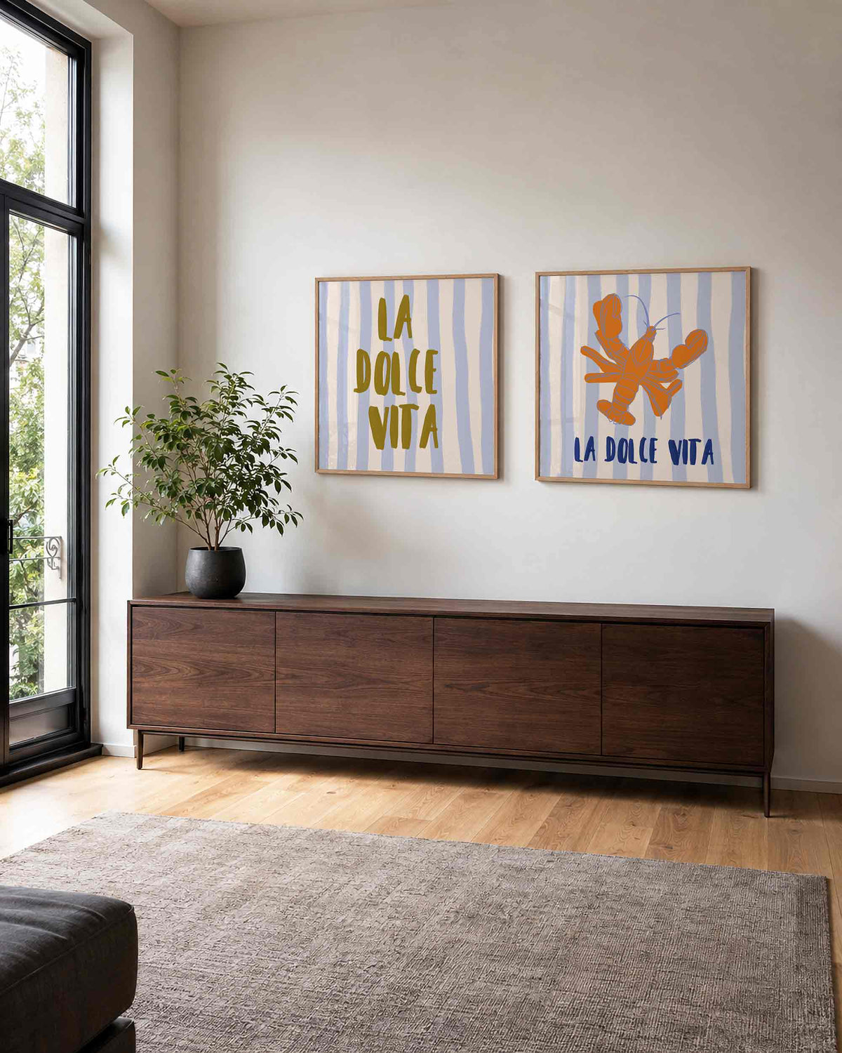 Interieurpresentatie van een tweedelige vierkante posterset met la dolce vita poster set