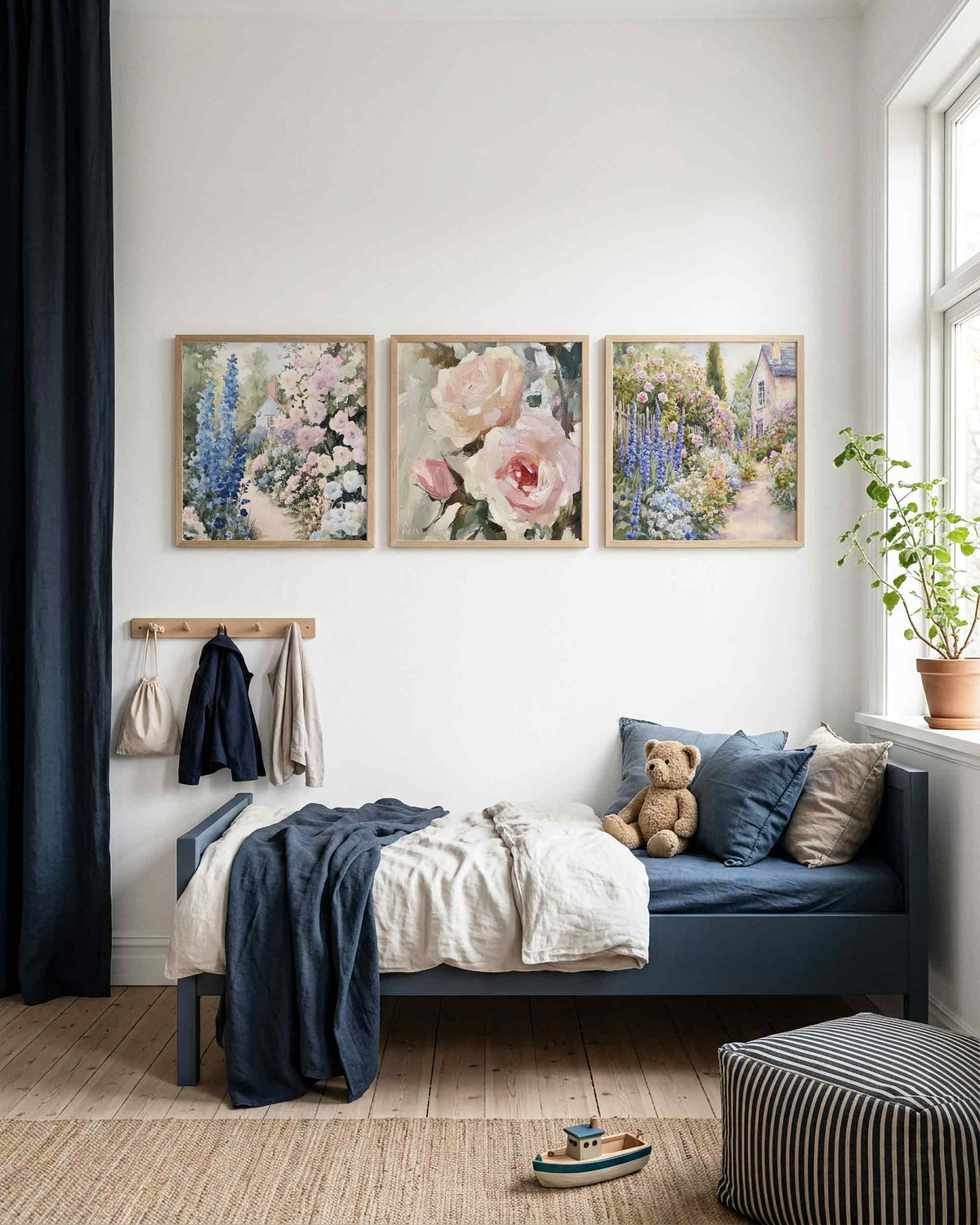 Interieurpresentatie van een driedelige vierkante posterset met bloementuin met huis