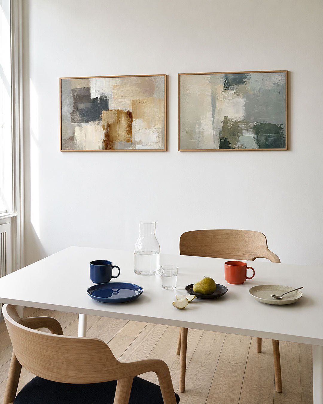Tweedelige posterset met beige, bruin en grijs, getoond in een interieur