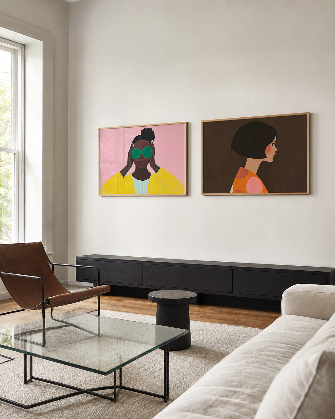 Tweedelige posterset met een vrouw met grote groene brillenglazen en een gele jas, getoond in een interieur