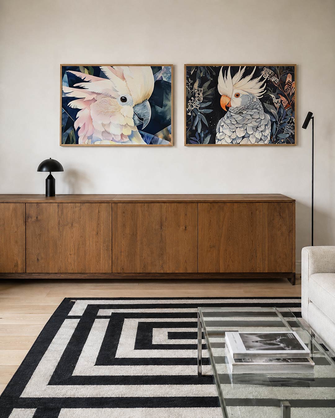 Interieurpresentatie van twee posters met een speelse compositie van zachte pasteltinten en scherpe lijnen