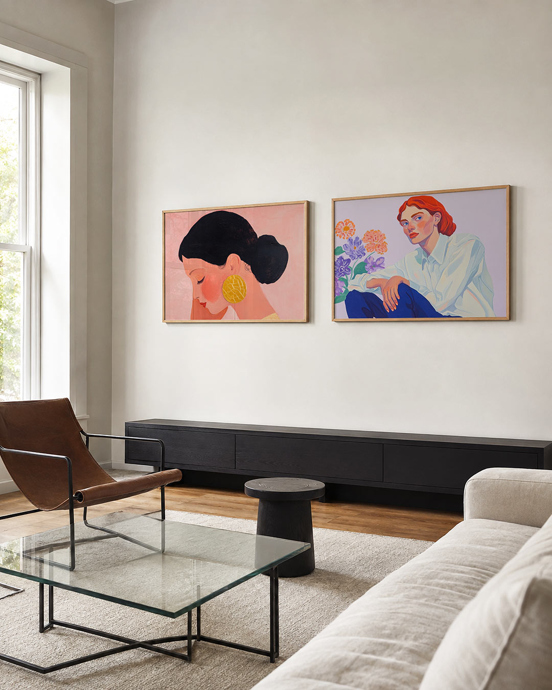 Twee liggende posters met een vrouwelijk profiel met een zachte roze achtergrond, aan de muur in een interieur